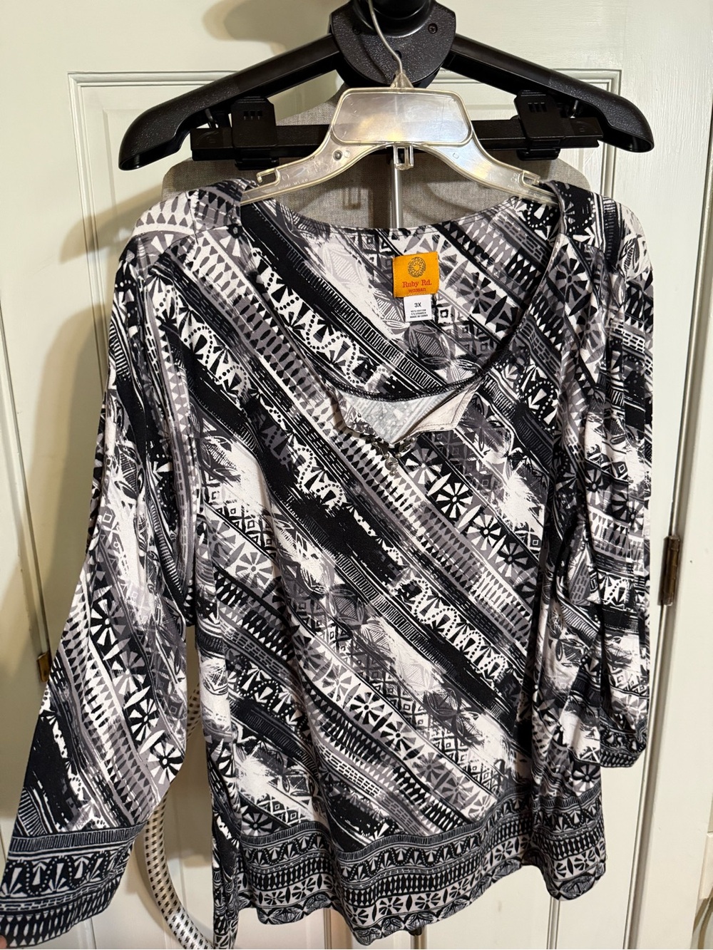 Ruby Rd. Black & White Patterned V-Neck Women's Top 3X